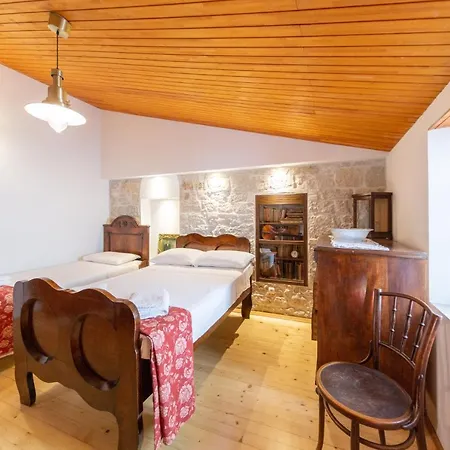 Antique House Nona Nika Komiza