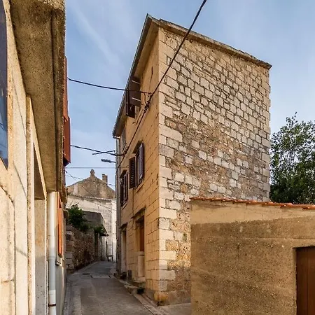 Holiday home Antique House Nona Nika Komiza